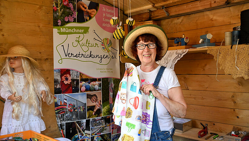 Agnes-Maria Forsthofer strickt, näht und häkelt mit Frauen und für einen guten Zweck. Seit diesem Jahr hat ihr Verein einen eigenen Stand auf der Dult.