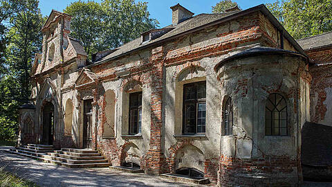 Die Magdalenenklause im Schlosspark Nymphenburg. Der bröckelnde Putz und die Risse in den Mauern sind keinesfalls Alterserscheinungen.