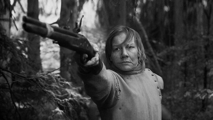 Sandra H&uuml;ller als Soldat, der mit einer Gesichtswunde aus dem 30-j&auml;hrigen Krieg gekommen ist: Rose lebt in einer Dorfgemeinschaft, die sie auch mit ihrer Waffe sch&uuml;tzt. Aber ihr Lebensentwurf und ihr Geheimnis sind selbst in Gefahr.