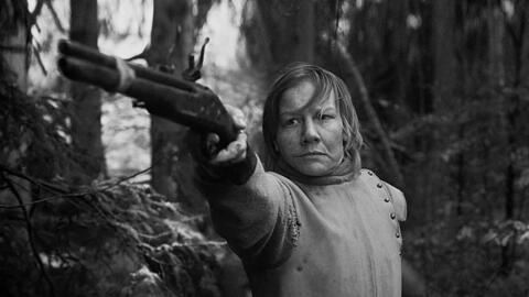 Sandra H&uuml;ller als Soldat, der mit einer Gesichtswunde aus dem 30-j&auml;hrigen Krieg gekommen ist: Rose lebt in einer Dorfgemeinschaft, die sie auch mit ihrer Waffe sch&uuml;tzt. Aber ihr Lebensentwurf und ihr Geheimnis sind selbst in Gefahr.