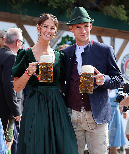Saßen am Samstag noch am Tisch von Markus Söder und Dominik Krause: Joshua Kimmich mit Ehefrau Lina. Saßen am Samstag noch am Tisch von Markus Söder und Dominik Krause: Joshua Kimmich mit Ehefrau Lina.
