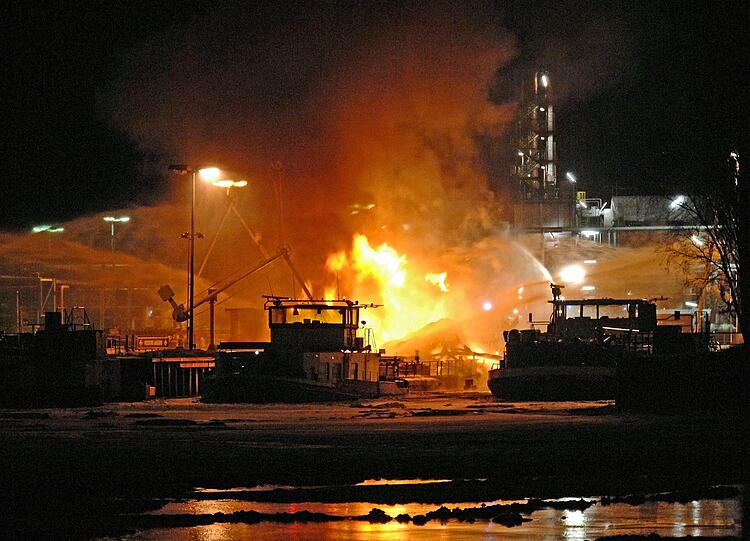 In Flammen: Der Tanker im Hafen der Erdöl-Raffinerie von BP in Lingen im Landkreis Emsland.
