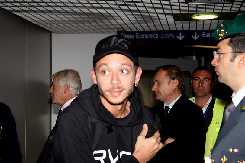 Auch Rekord-Weltmeister Valentino Rossi war am Dienstag mit der Familie Simoncelli und dem Leichnam des Verunglückten zurück in die italienische Heimat gereist. Der Ducati-Pilot war gut mit Simoncelli befreundet und schätzte den 250ccm-Weltmeister von 2008 als Rennfahrer sowie als Freund sehr.