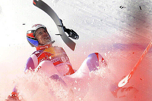 Ein zerbrochener Ski fliegt durch die Luft.