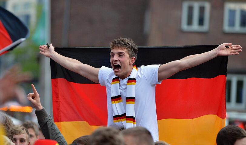 Wohin man blickt: Begeisterung, Party! Deutschland hat die Griechen aus der Euro gekickt!