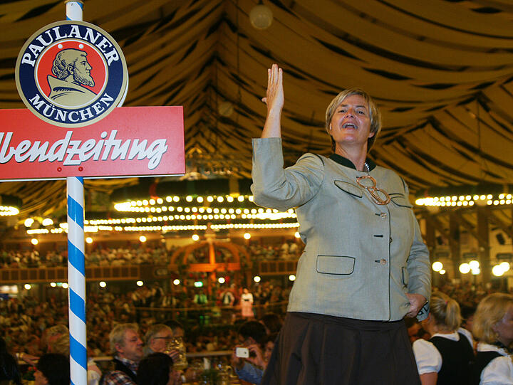 Die Fürstin in fürstlicher Pose: Gloria von Thurn und Taxis grüßt das Volk.