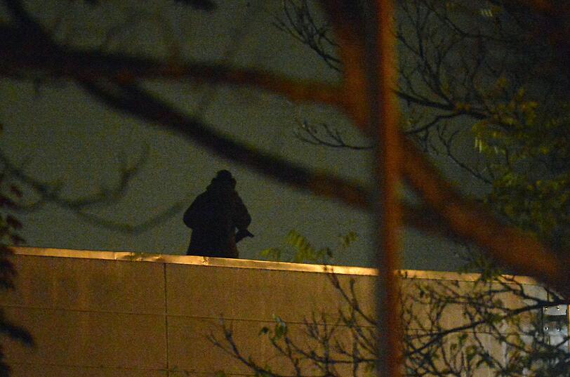 Mit erhobenen Händen kommt ein Mann auf die SEK-Beamten zu, im Hintergrund lauern Heckenschützen der Polizei. Die Beamten nehmen den Mann fest, es ist aber nicht der Täter, der sich in einem Imbiss in Freiburg veschanzt hat.