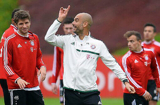 Pep Guardiola beim Trainingslager in Doha: Alles hört auf sein Kommando.