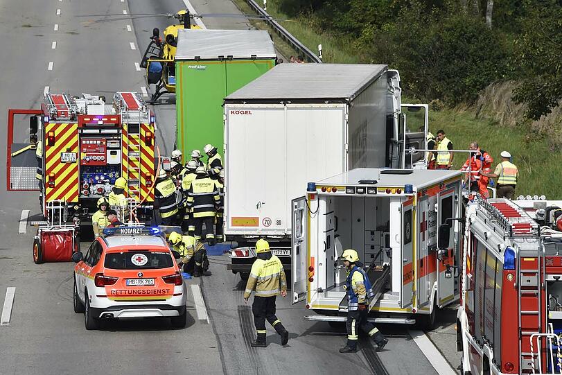 Mega-Stau am Irschenberg: Zwei Lkw krachten am Freitagvormittag ineinander &ndash; die Bilder vom Rettungseinsatz.