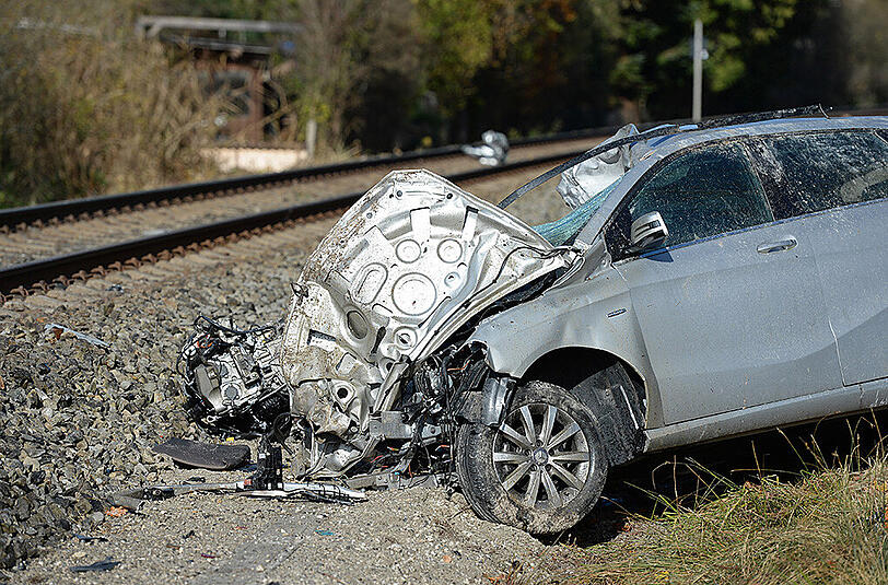 Der Regionalzug rammte den Wagen, als dieser gerade die Gleise überquerte. Beide Insassen starben noch am Unfallort.