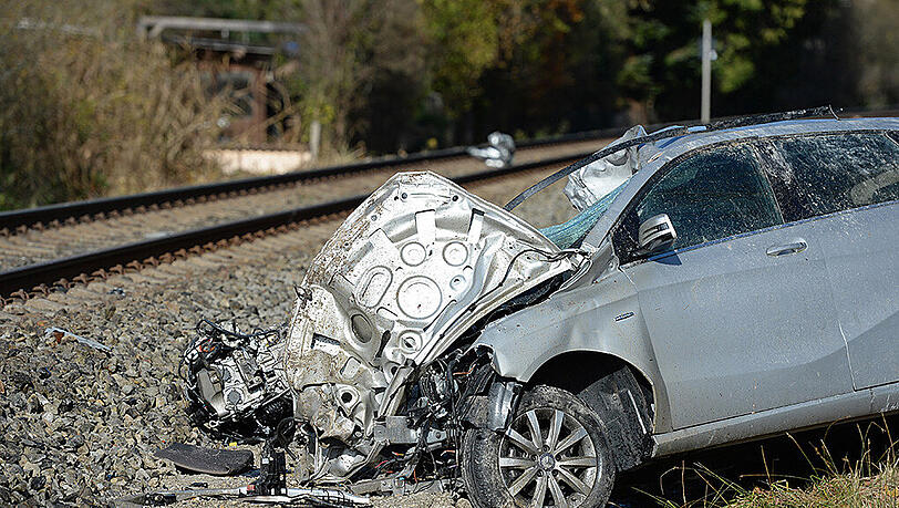 Der Regionalzug rammte den Wagen, als dieser gerade die Gleise überquerte. Beide Insassen starben noch am Unfallort. Der Regionalzug rammte den Wagen, als dieser gerade die Gleise überquerte. Beide Insassen starben noch am Unfallort.