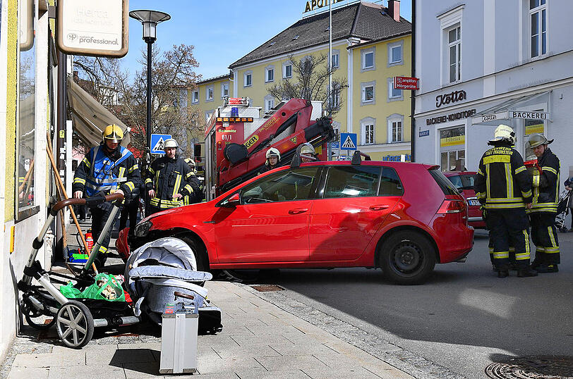 Schrecklicher Unfall in Traunstein: Ein Golf erfasst einen Kinderwagen. Das sechs Monate alte Kind wird verletzt.