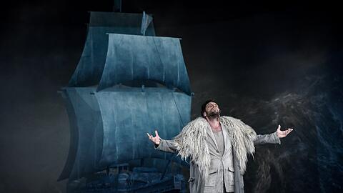 Ein Schiff wird kommen: Gábor Bretz im ersten Akt von Wagners Oper &bdquo;Der fliegende Holländer&ldquo; im Passionstheater Oberammergau.