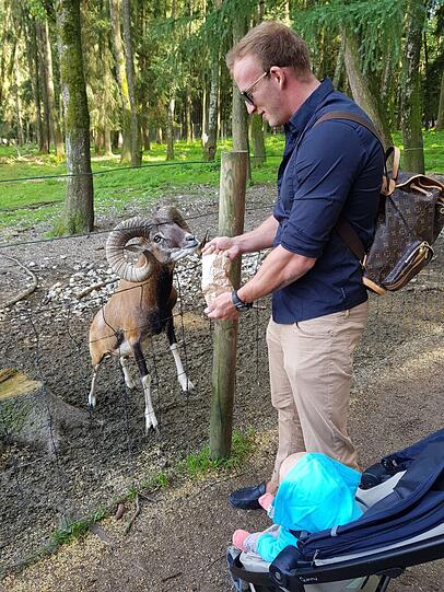 Mario Daser mit seinem Sohn im Wildpark Poing