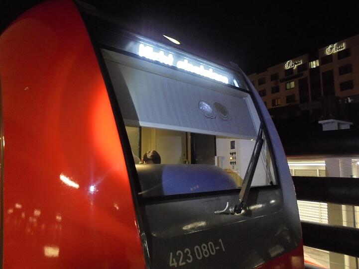 Die Scheibe der S-Bahn ist nach dem Steinwurf zersplittert.