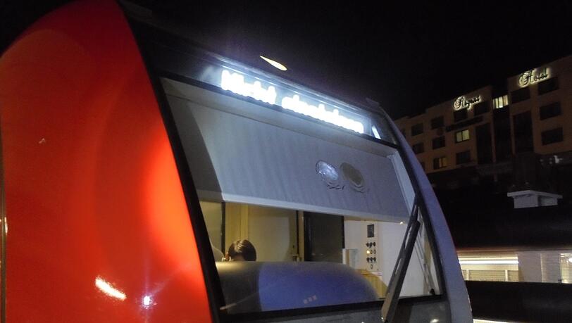Die Scheibe der S-Bahn ist nach dem Steinwurf zersplittert.