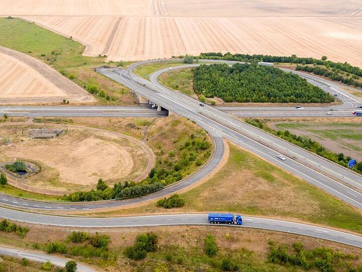 Die Westumfahrung von Halle der Autobahn 143 endet in einem Feld.