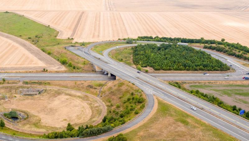 Die Westumfahrung von Halle der Autobahn 143 endet in einem Feld. Die Westumfahrung von Halle der Autobahn 143 endet in einem Feld.