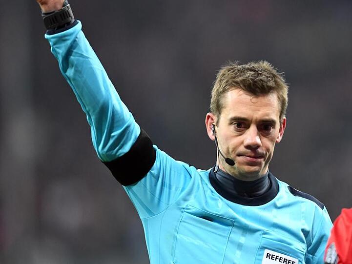 Schiedrichter Clement Turpin bei einem Champions League Spiel des FC Bayern. Foto: Peter Kneffel/Archivbild