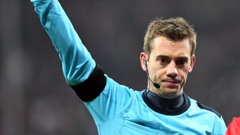 Schiedrichter Clement Turpin bei einem Champions League Spiel des FC Bayern. Foto: Peter Kneffel/Archivbild