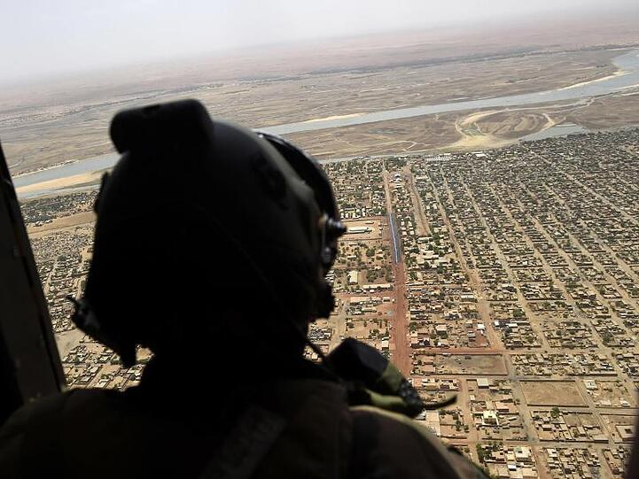 Über dem Norden von Mali: Ein französischer Soldat sieht aus einem Militärhubschrauber.