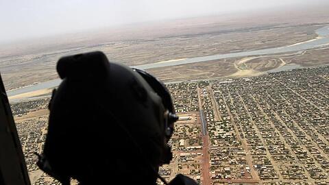 Über dem Norden von Mali: Ein französischer Soldat sieht aus einem Militärhubschrauber.