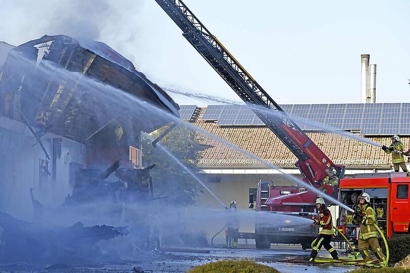 Die Feuerwehr konnte ein Abbrennen des Supermarktes nicht verhindern. Die Bilder vom Einsatzort.