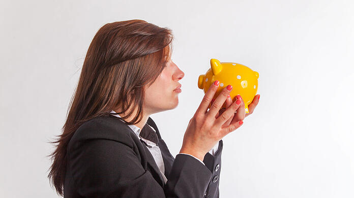 Gar nicht so lange ist es her, da wurden Frauen noch komplett vom Geld ferngehalten. Gerecht geht es auch heute noch nicht zu.