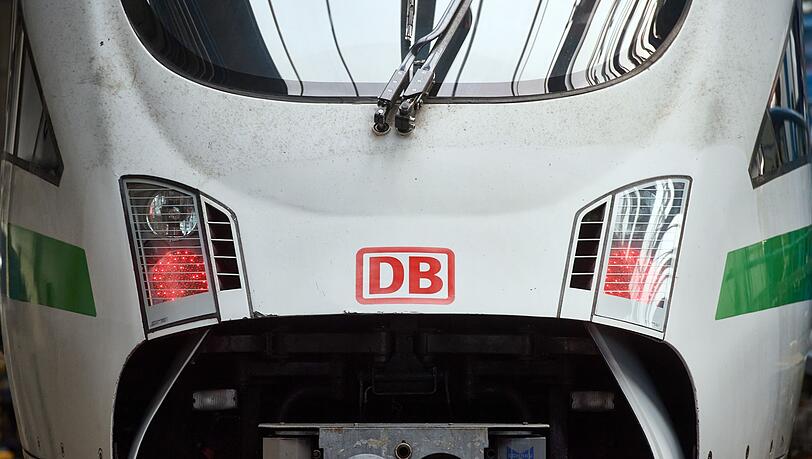 Das Logo der Deutschen Bahn ist auf einem ICE zu sehen.