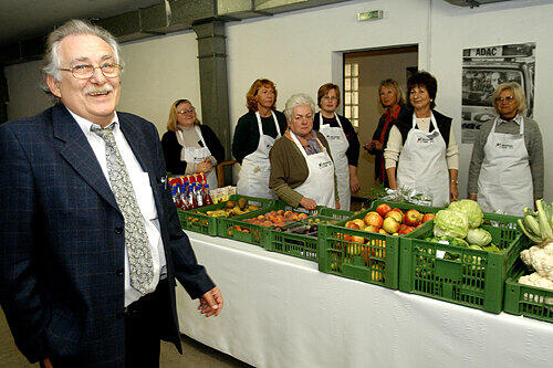 Geben nicht nur Essen aus: Albert Ziegler, Chef der Nürnberger Tafel mit seiner Crew, die schon über 6000 Leute versorgt.