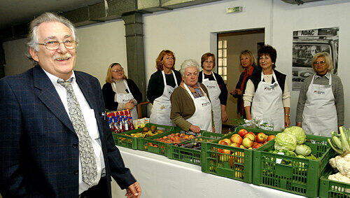 Geben nicht nur Essen aus: Albert Ziegler, Chef der Nürnberger Tafel mit seiner Crew, die schon über 6000 Leute versorgt. Geben nicht nur Essen aus: Albert Ziegler, Chef der Nürnberger Tafel mit seiner Crew, die schon über 6000 Leute versorgt.