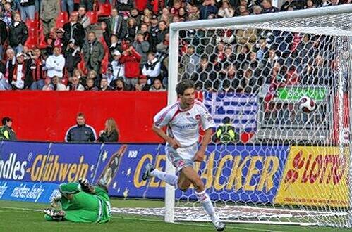 Ball im Netz, der Eintracht-Keeper am Boden, ein jubelnder Torschütze Angelos Charisteas: Wiederholung am Samstag erwünscht.
