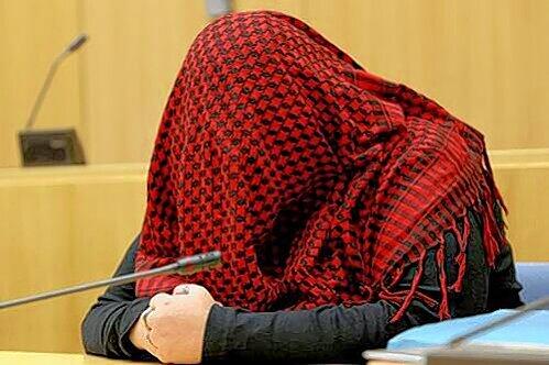 Birgit W. verbirgt sich mit einem Kopftuch vor den Fotografen.