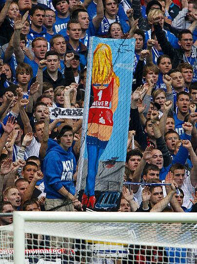 Anti-Neuer-Plakate und Schmährufe auf Schalke gegen Manuel Neuer.
