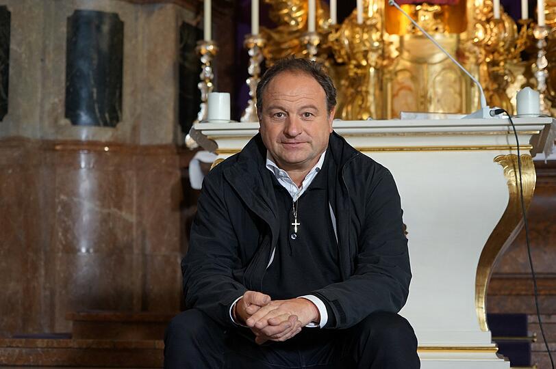 &bdquo;Ich verstehe nicht, warum meine Kirche so furchtbar Angst hat&ldquo;: Rainer Maria Schießler vor dem Altar der Heilig-Geist-Kirche am Viktualienmarkt.