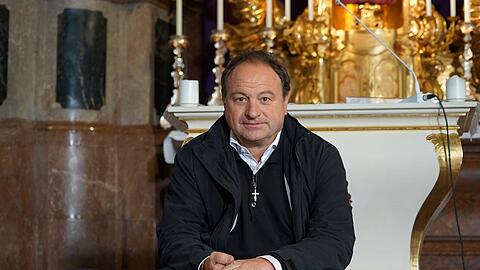 &bdquo;Ich verstehe nicht, warum meine Kirche so furchtbar Angst hat&ldquo;: Rainer Maria Schießler vor dem Altar der Heilig-Geist-Kirche am Viktualienmarkt.