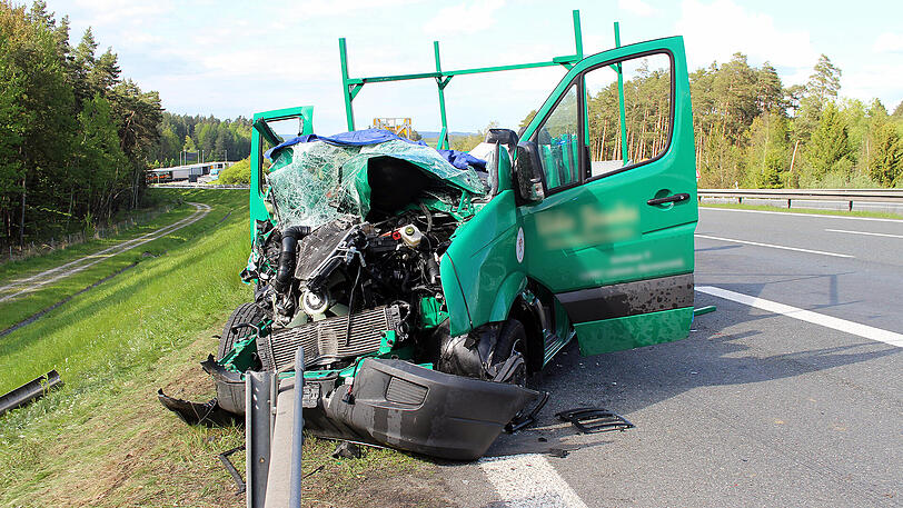 Nach einem Lkw-Unfall mit mehreren Schwerverletzten behinderten (mal wieder) dreiste Gaffer die Rettungsarbeiten.