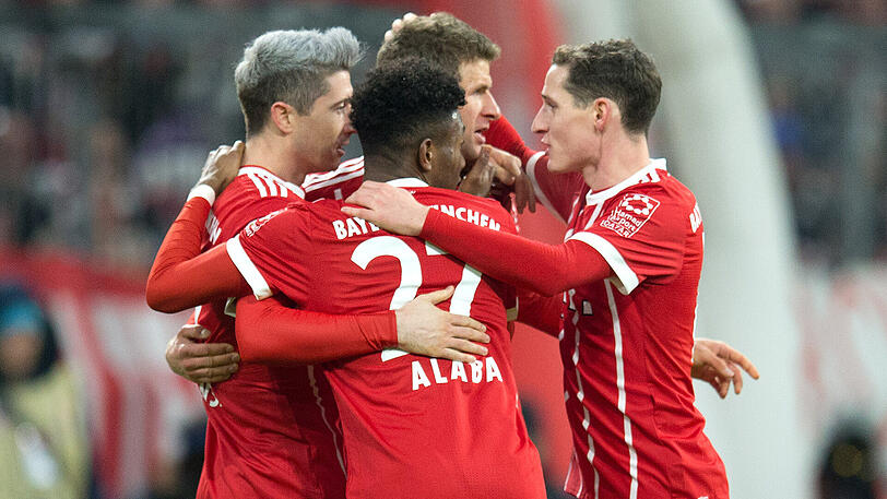 Das Hinspiel gegen den 1. FC Köln gewann der FC Bayern in München mit 1:0 - hier beglückwünschen David Alaba, Thomas Müller und Sebastian Rudy den Torschützen Robert Lewandowski (links).