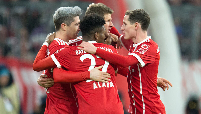 Das Hinspiel gegen den 1. FC Köln gewann der FC Bayern in München mit 1:0 - hier beglückwünschen David Alaba, Thomas Müller und Sebastian Rudy den Torschützen Robert Lewandowski (links). Das Hinspiel gegen den 1. FC Köln gewann der FC Bayern in München mit 1:0 - hier beglückwünschen David Alaba, Thomas Müller und Sebastian Rudy den Torschützen Robert Lewandowski (links).