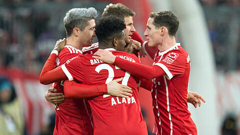 Das Hinspiel gegen den 1. FC Köln gewann der FC Bayern in München mit 1:0 - hier beglückwünschen David Alaba, Thomas Müller und Sebastian Rudy den Torschützen Robert Lewandowski (links).
