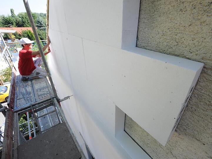 Wärmedämmung an einer Hausfassade: Der Klimaschutz in Gebäuden soll stärker gefördert werden.