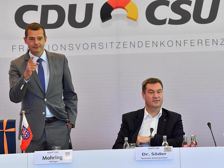 Mike Mohring (l), CDU-Fraktionschef von Thüringen, und Markus Söder (r., CSU), Ministerpräsident von Bayern. Foto: Martin Schutt