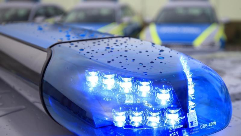 Das Blaulicht eines Funkstreifenwagens der Polizei blinkt. (Symbolbild)