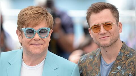Sir Elton John (li.) mit "Rocketman"-Star Taron Egerton.