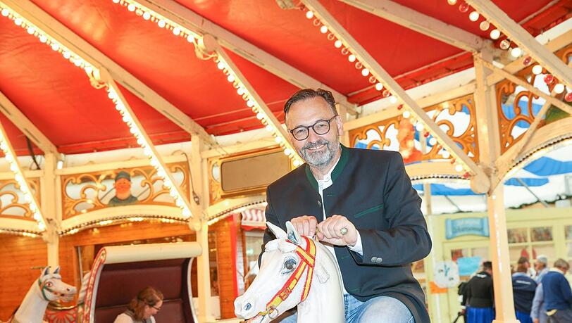 Anton Biebl im Museumszelt auf dem Oktoberfest. Anton Biebl im Museumszelt auf dem Oktoberfest.