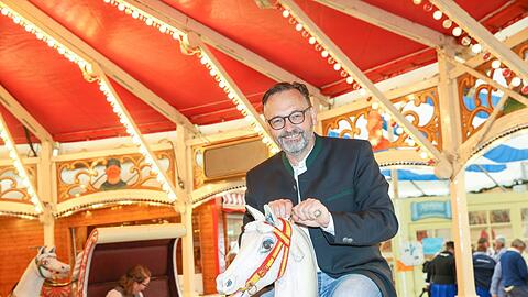 Anton Biebl im Museumszelt auf dem Oktoberfest.