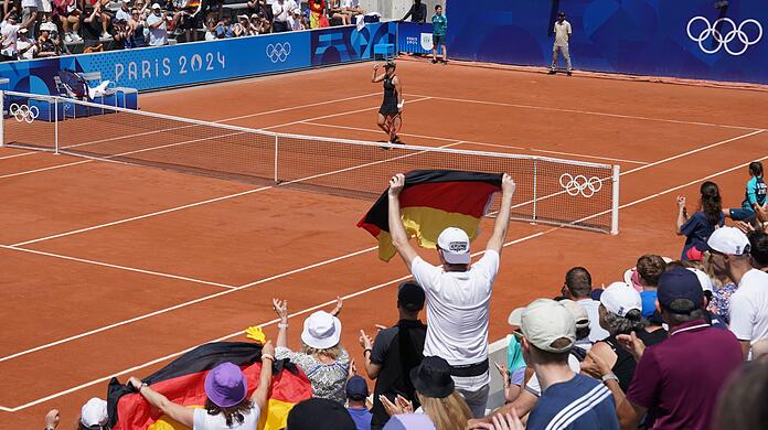 "Let's go, Angie": Angelique Kerber wird in Paris von deutschen Fans unterstützt.