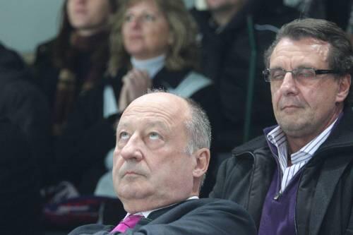 Die Gesichter sprechen Bände: Der bisherige Alleingesellschafter Günther Hertel und Geschäftsführer Norbert Schumacher (rechts) am letzten Sonntag auf der Tribüne. Schumacher gestern: &bdquo;Lieber ein kontrollierter Sturz, als ein tödlicher Sturz.