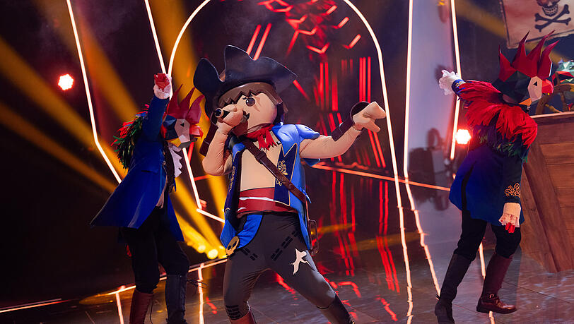 Der Pirat bringt durch seinen Look echte Kindheitserinnerungen auf die "The Masked Singer"-Bühne. Der Pirat bringt durch seinen Look echte Kindheitserinnerungen auf die "The Masked Singer"-Bühne.