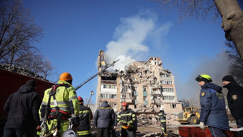 In der westukrainischen Stadt Ternopil sind bei einem russischen Luftangriff viele Menschen getötet und Dutzende verletzt worden. In der westukrainischen Stadt Ternopil sind bei einem russischen Luftangriff viele Menschen getötet und Dutzende verletzt worden.